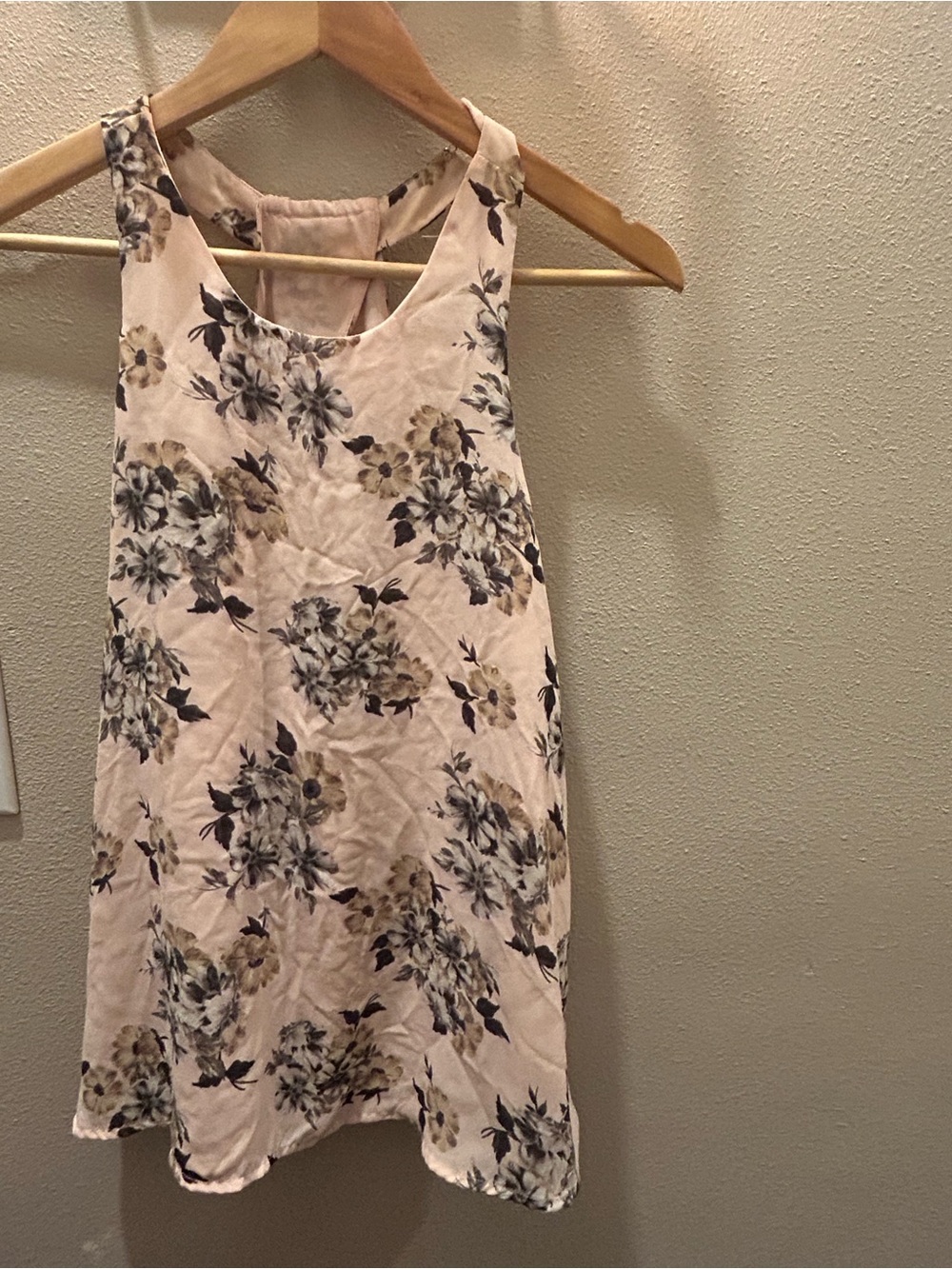 DailyLook Blush Floral Halter Sleeveless Blouse Medium
